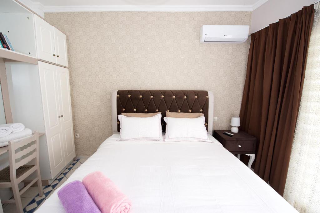 A bed or beds in a room at Napoleon On The Beach