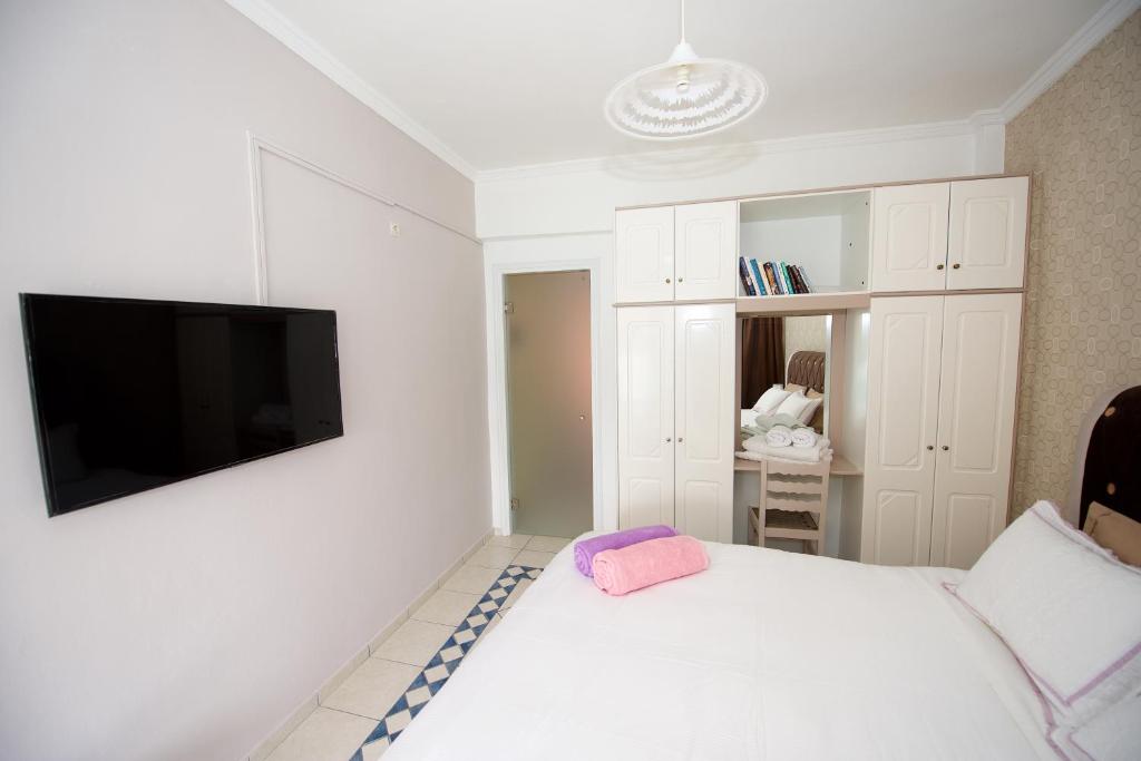 A bed or beds in a room at Napoleon On The Beach