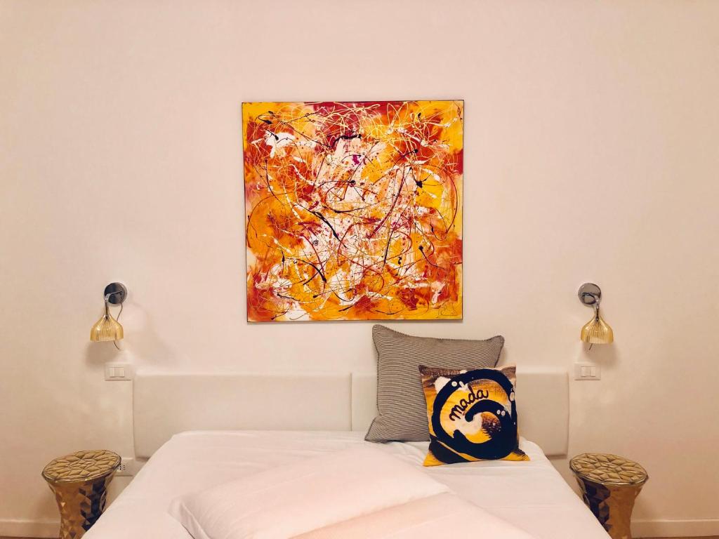 バヴェーノにあるSuiteの部屋のベッドの上に掛けられた絵画