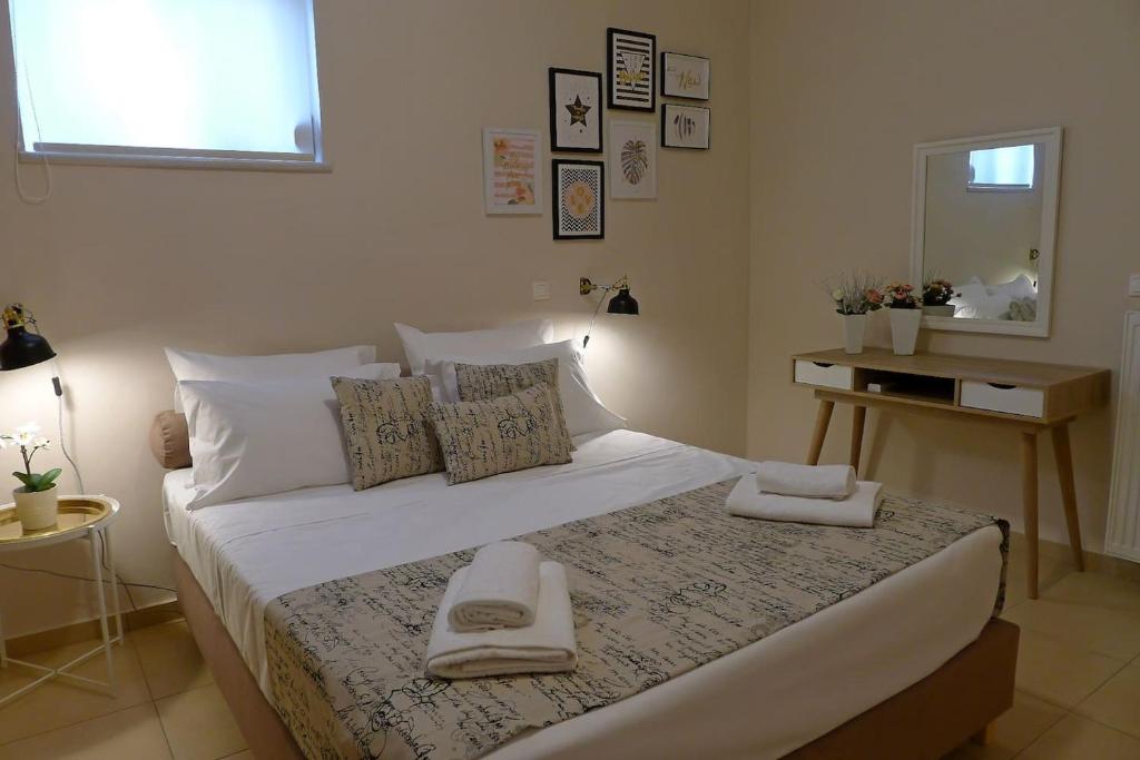 Postel nebo postele na pokoji v ubytování Maria & Manos Guest House, Agios Onoufrios beach