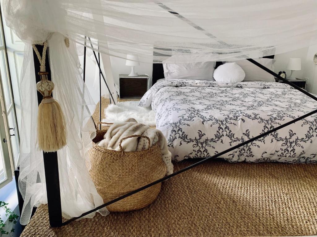 1 dormitorio con 1 cama con dosel en Mini-loft Clos des Arts - parking gratuit, en Aviñón