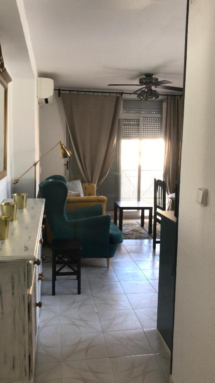 una sala de estar con un sofá y una mesa en Hola Gandia, en Gandía