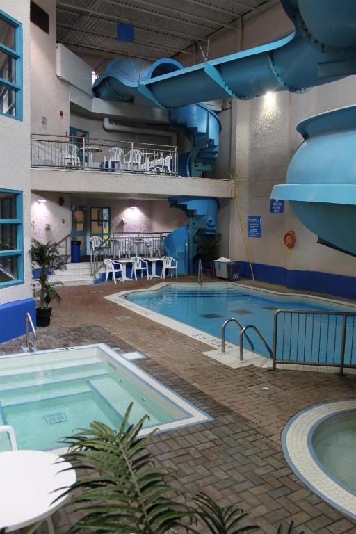 La alberca dentro o cerca de Travelodge by Wyndham Brandon