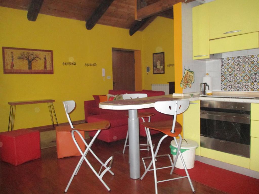 - une cuisine avec une table et des chaises dans la chambre dans l'établissement La casetta nel cortile, à Turin