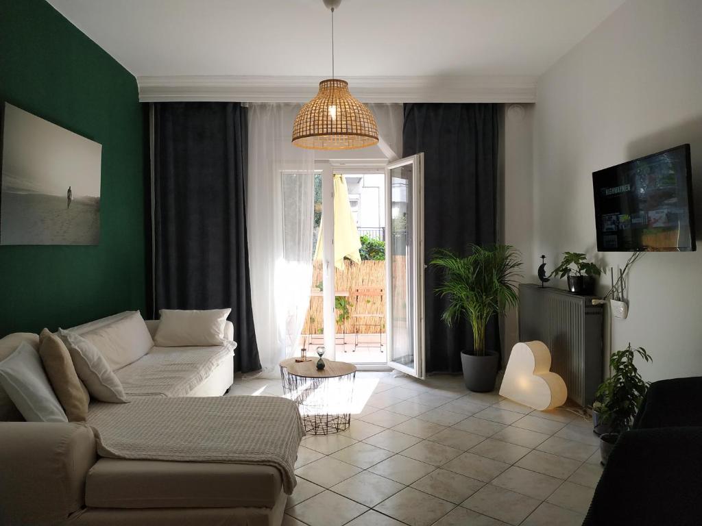 A seating area at Bright Apartment steps from the Sea
