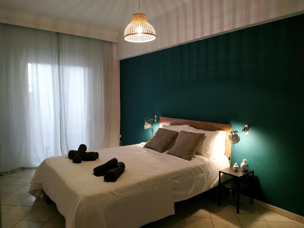 A bed or beds in a room at Bright Apartment steps from the Sea