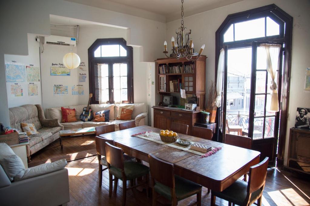 - un salon avec une table et un canapé dans l'établissement República Hostel, à San Pedro