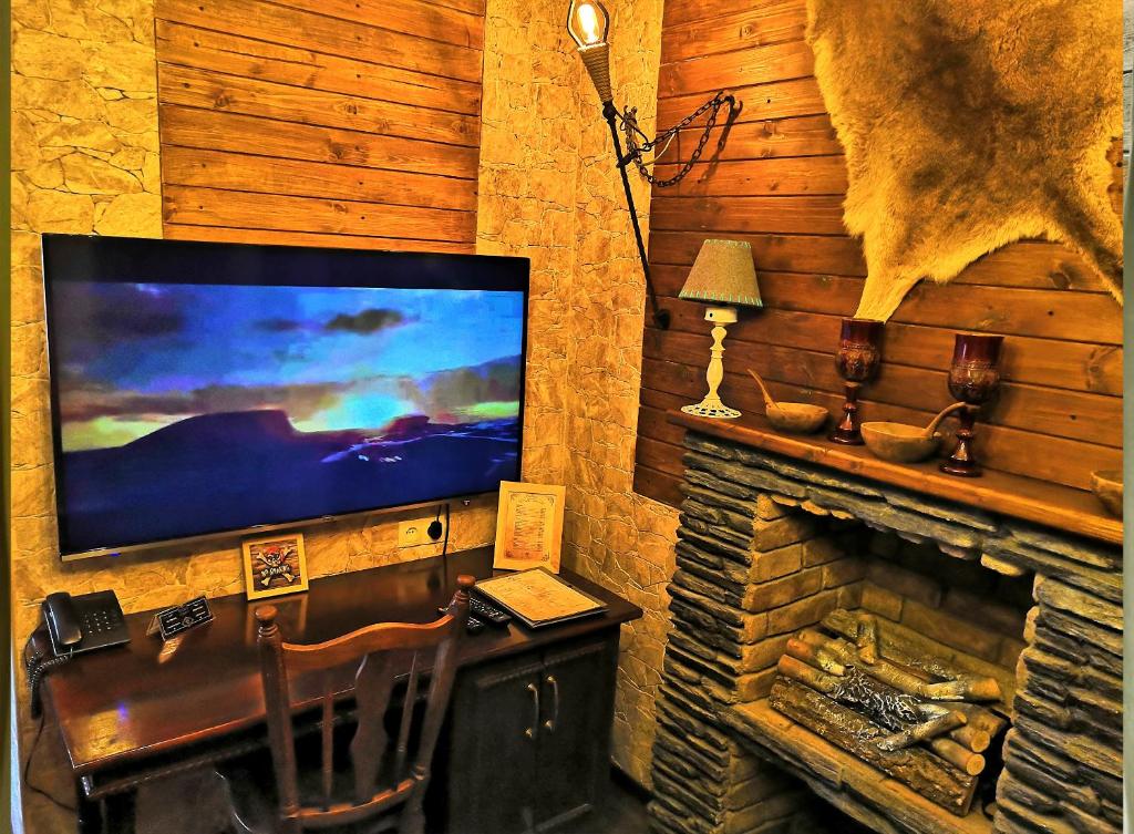 TV a/nebo společenská místnost v ubytování Piano Borracho Boutique Hotel Old Tbilisi