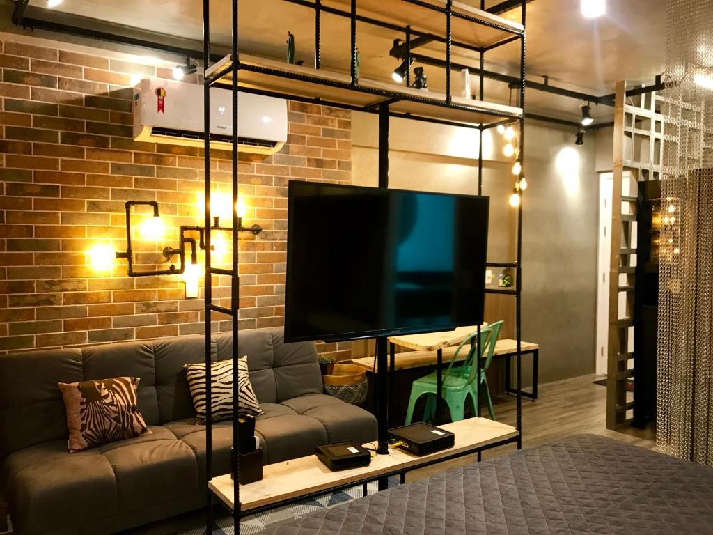 un soggiorno con divano e TV a schermo piatto di Studio Design Moderno. a San Paolo