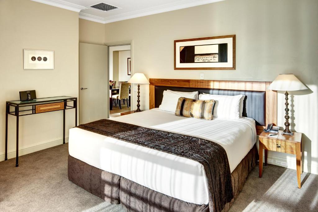 Ένα ή περισσότερα κρεβάτια σε δωμάτιο στο Rendezvous Heritage Hotel Auckland