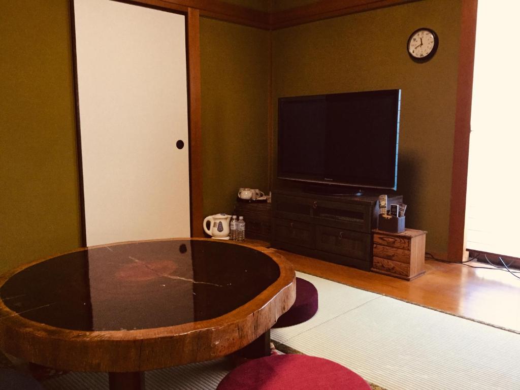 TV a/nebo společenská místnost v ubytování 島の宿 近 〜KON〜