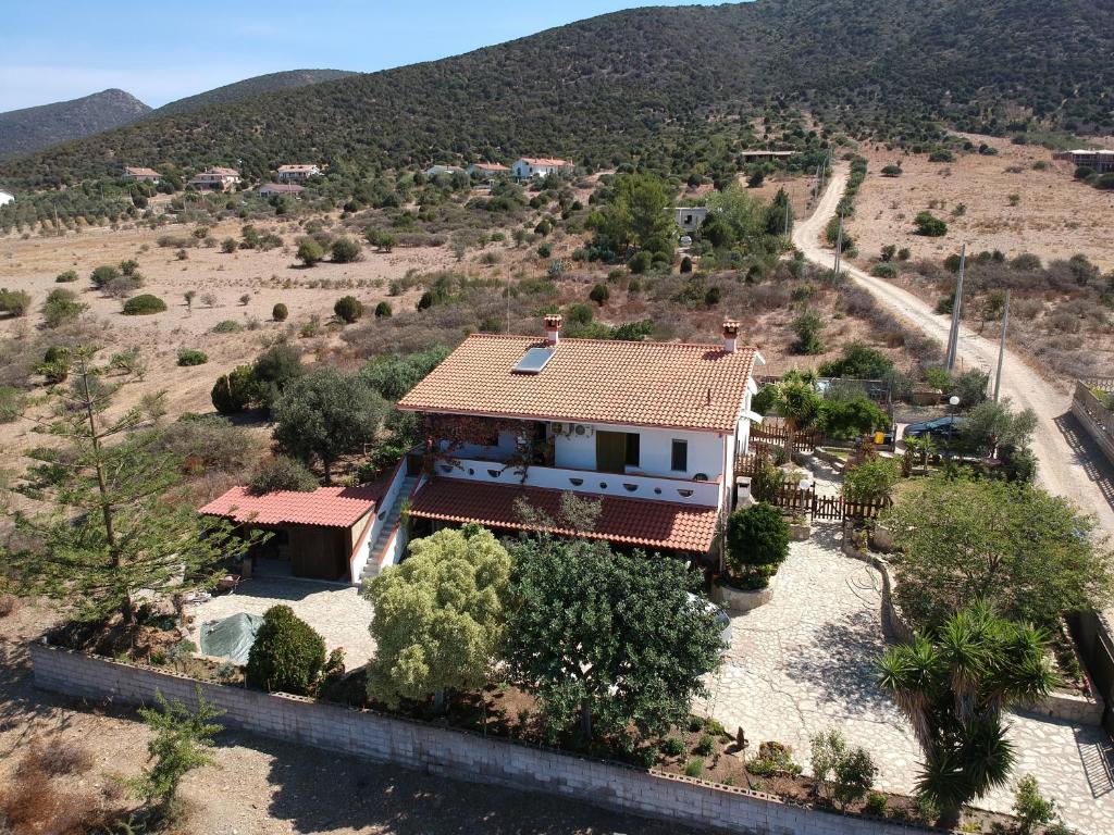 een luchtfoto van een huis in een veld bij House in the most southern point of the island, completely fenced super price. in SantʼAnna Arresi