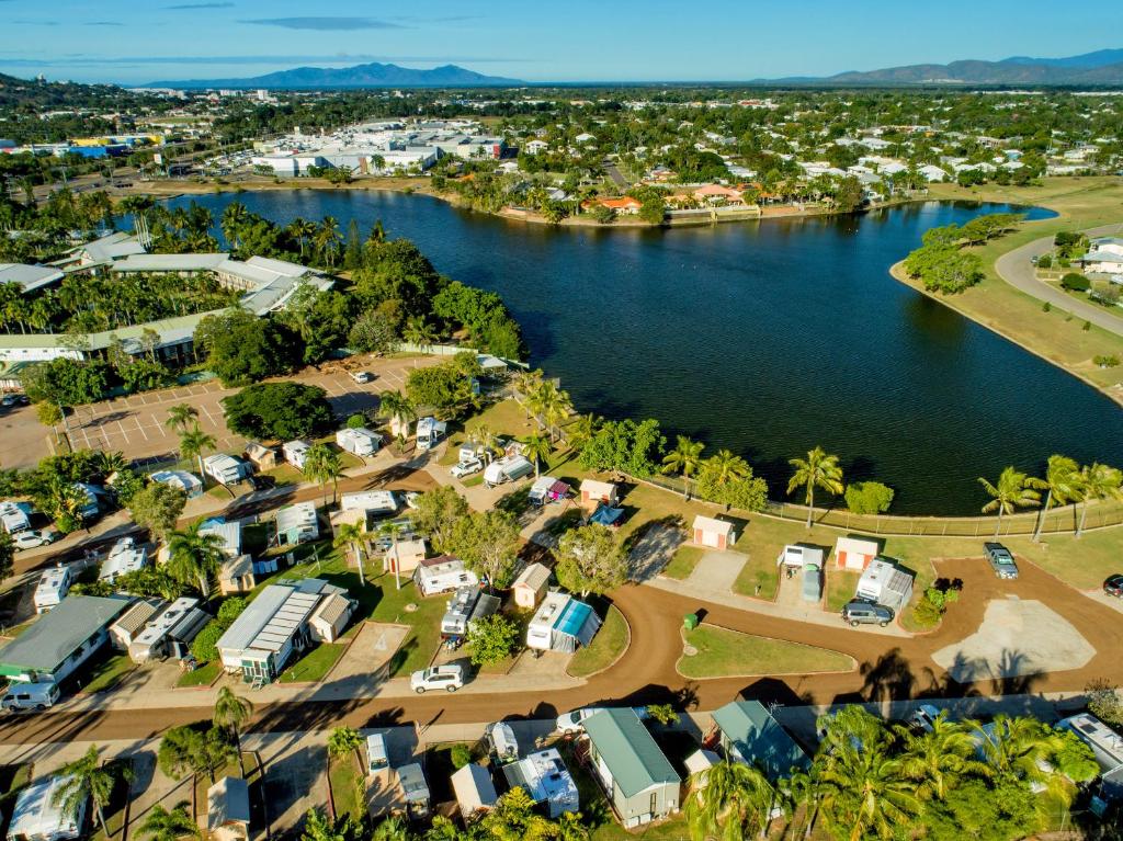 eine Luftansicht eines Dorfes neben einem Fluss in der Unterkunft Townsville Lakes Holiday Park in Townsville