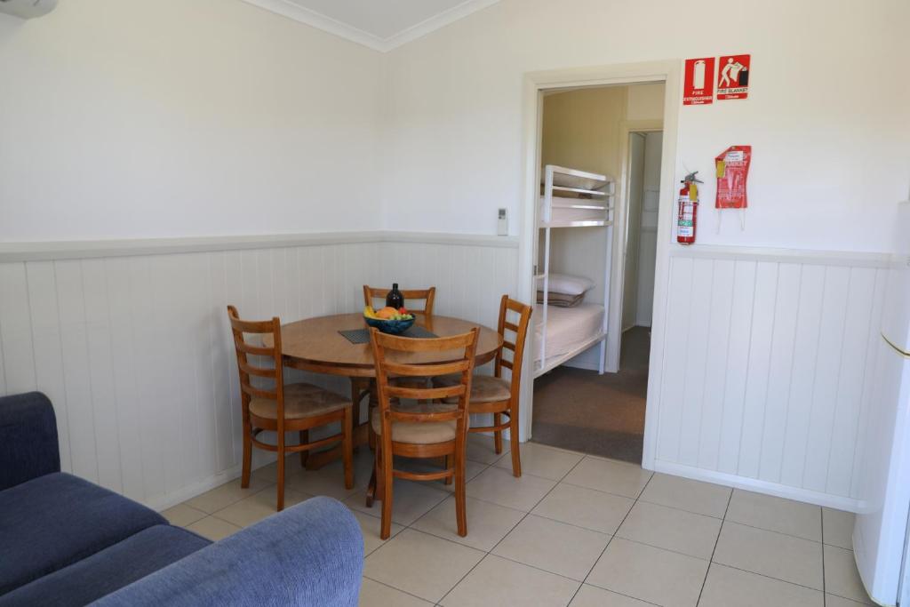 Bulli Beach Tourist Park - One-Bedroom Family Four Berth Cabin