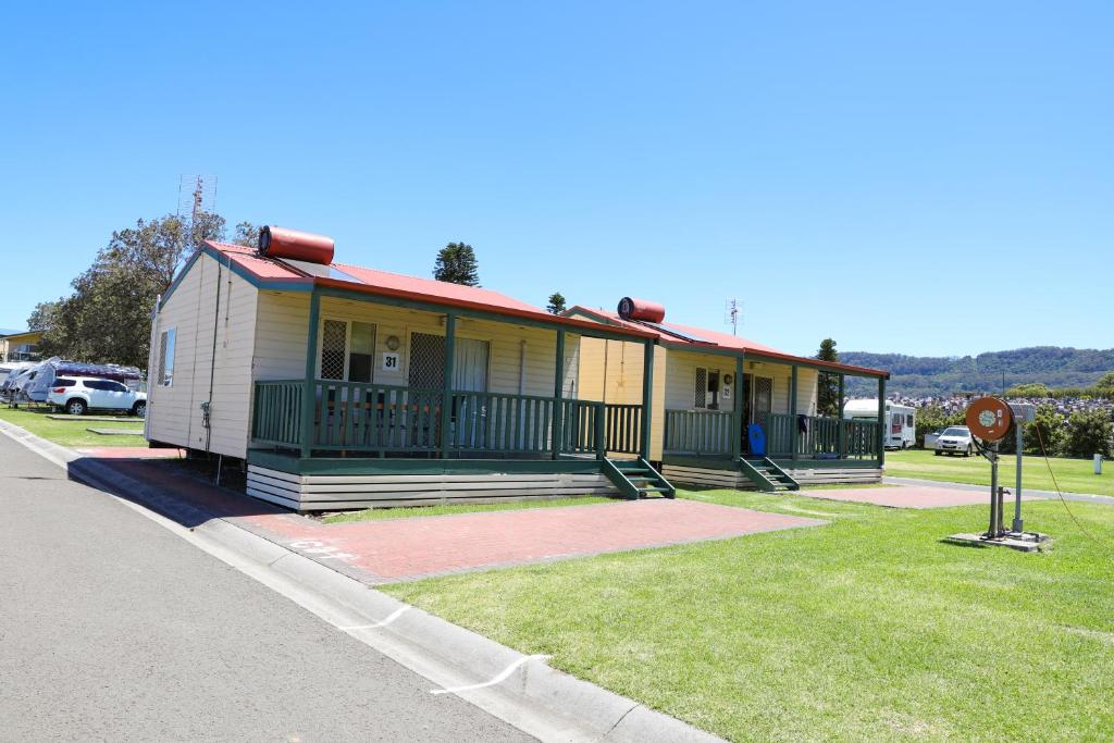 Bulli Beach Tourist Park - Two-Bedroom Ensuite Five Berth Cabin