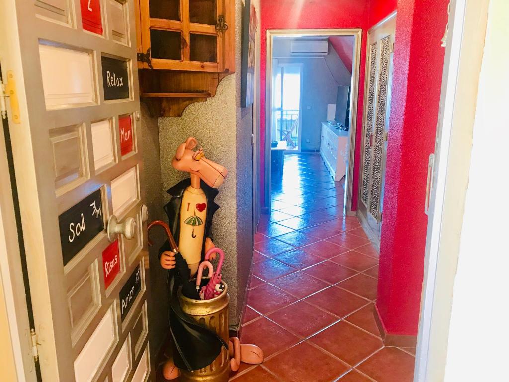 un corridoio con porta e un corridoio con una stanza con corridoio di Duplex La Cala a Cala del Moral