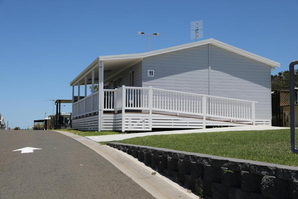 Bulli Beach Tourist Park - Deluxe Bungalow