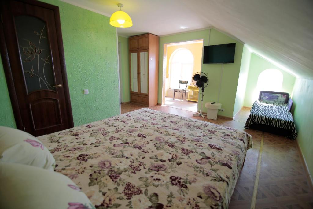 Postel nebo postele na pokoji v ubytování Guest House Kamenny Dom