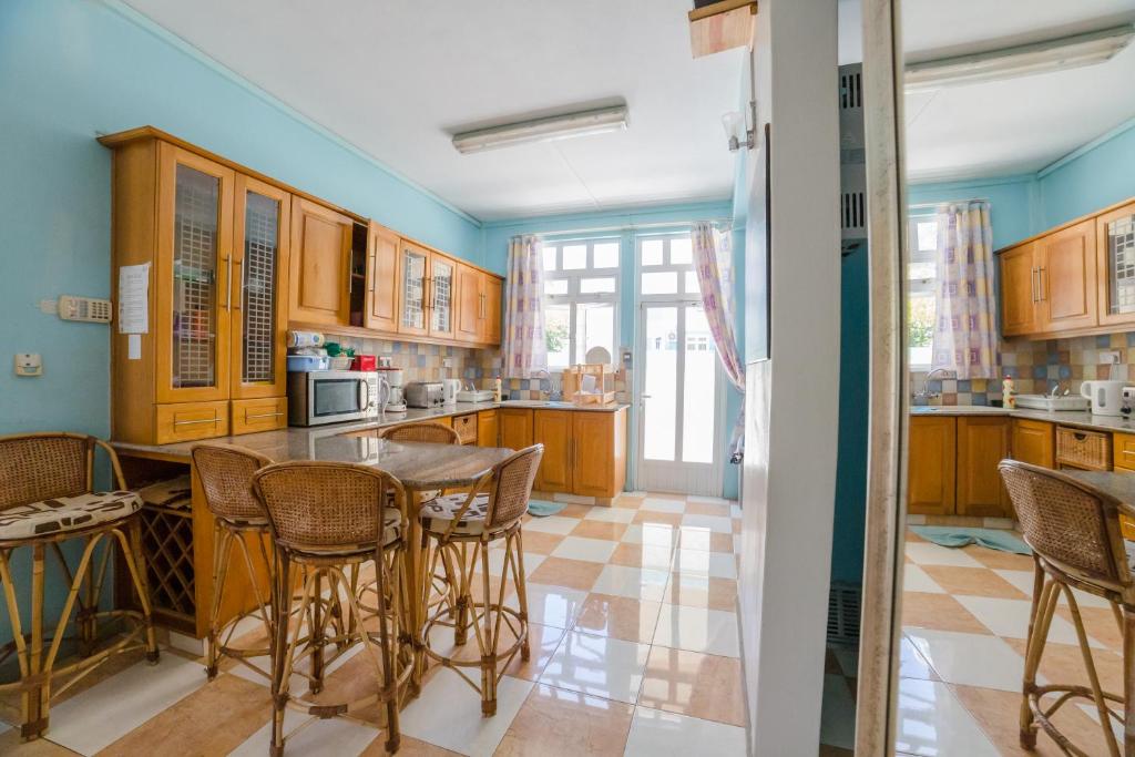 Bella Guesthouse Charming Beachfront Stay - 17