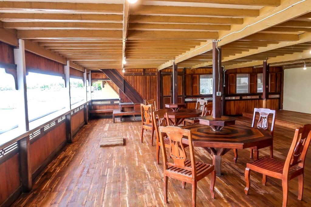 Posezení v ubytování Phinisi Hostel Bira