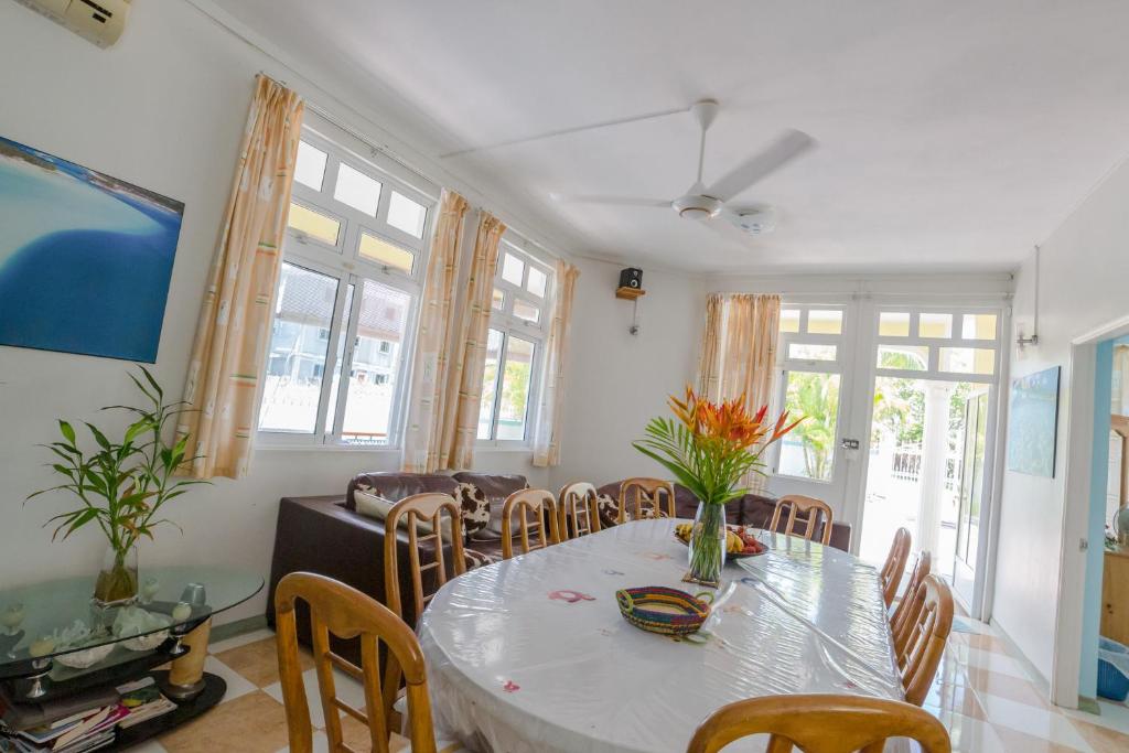 Bella Guesthouse Charming Beachfront Stay - 13