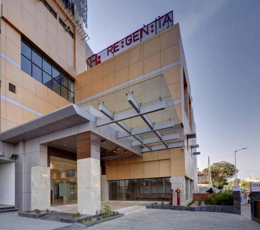 un edificio de hospital con una señal en él en Regenta Inn Ranip Ahmedabad, en Ahmedabad