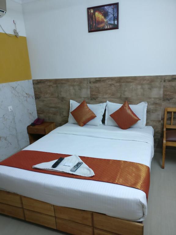 Postel nebo postele na pokoji v ubytování A V Residency