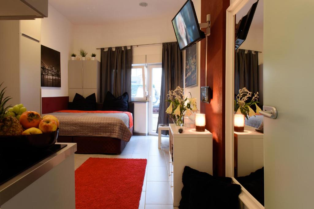 una habitación de hotel con una cama y un bol de fruta en Haus Gronau, en Bergisch Gladbach
