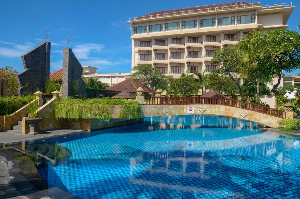 uma piscina em frente a um edifício em Lombok Raya Hotel em Mataram