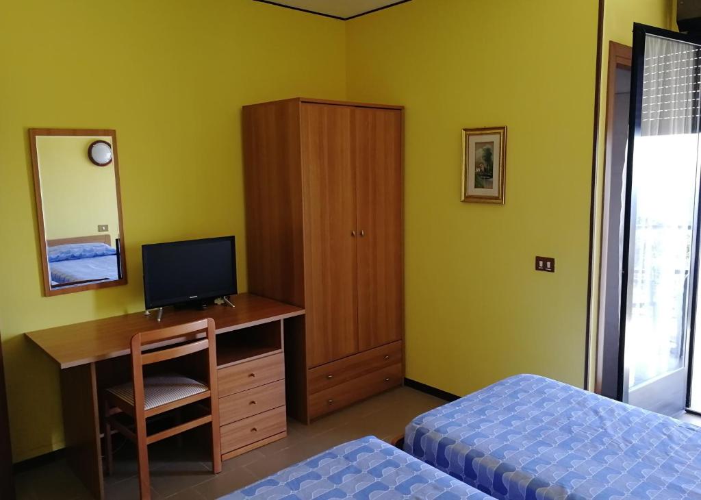 TV a/nebo společenská místnost v ubytování HOTEL COLLI FIORITI
