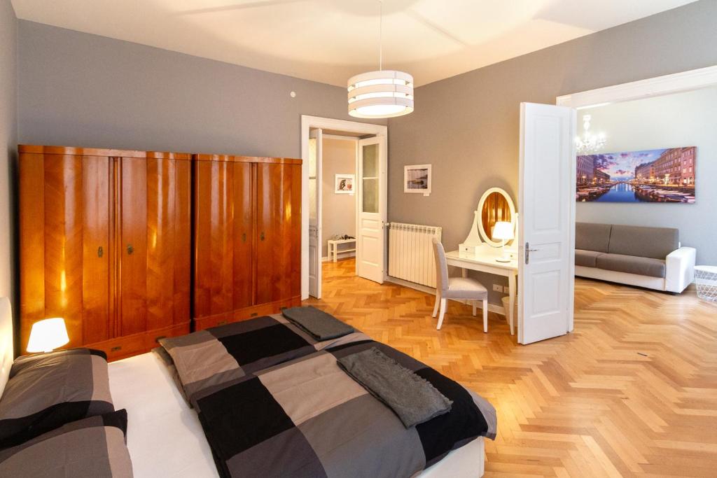 1 dormitorio con cama y escritorio en Da Gillo, en Trieste