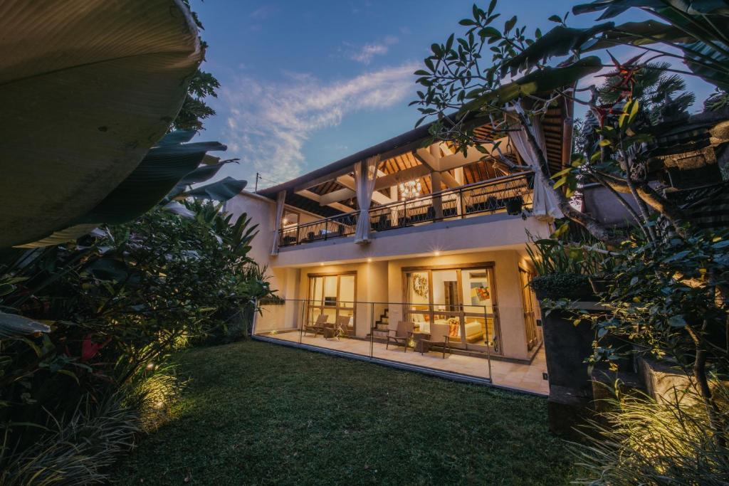 eine Außenansicht eines Hauses in der Nacht in der Unterkunft La-Meli Villas Ubud in Ubud