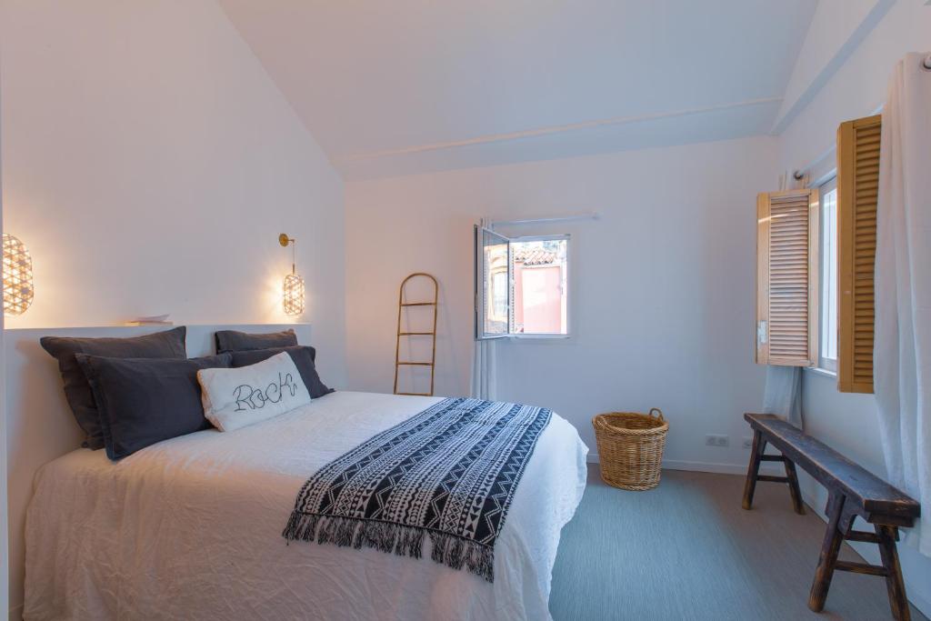 - une chambre avec un lit, une fenêtre et une chaise dans l'établissement Ze Perfect Place - Vieux Nice - Exceptionnel Appartement - Calme et Terrasse avec vues, à Nice