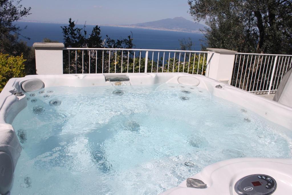 ソレントにあるLa Torre Relais Sorrentoの海を背景にジャグジータブが備わります。