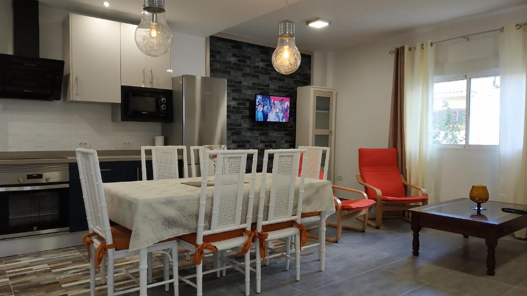 cocina y comedor con mesa y sillas en Nancy's flat en Icod de los Vinos