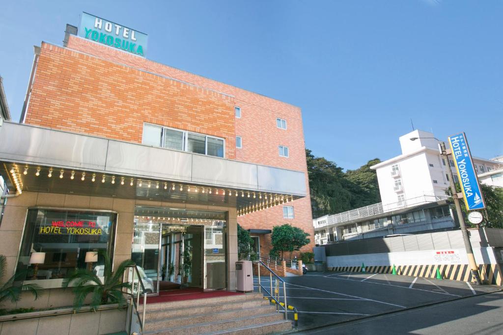 un edificio en una calle frente a una tienda en Hotel Yokosuka, en Yokosuka