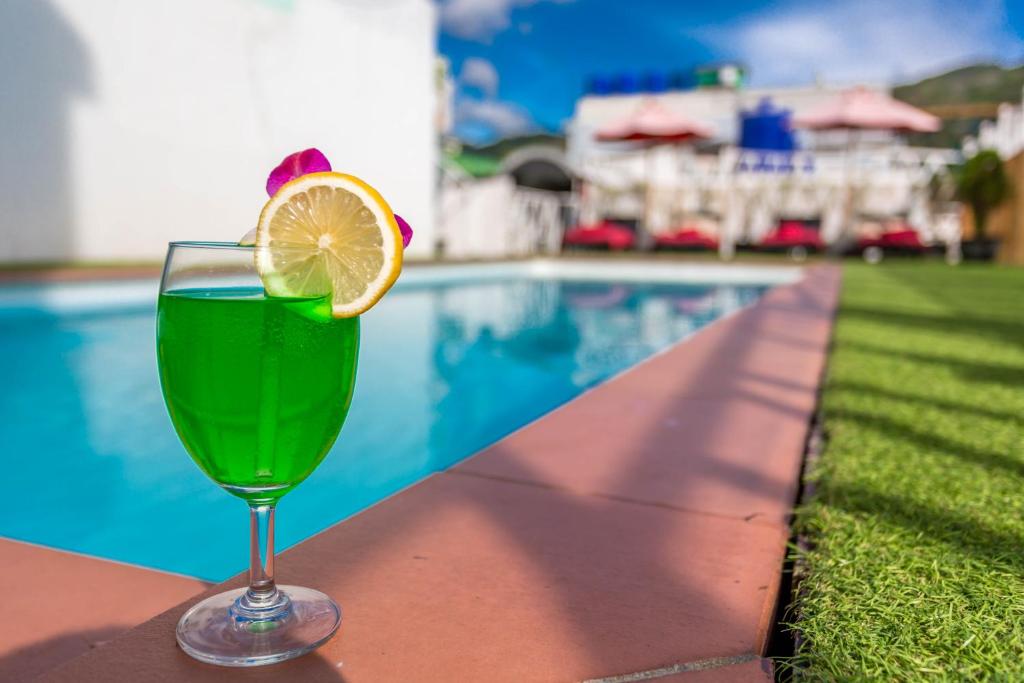 Bazén v ubytování PJ Patong Resortel nebo v jeho okolí