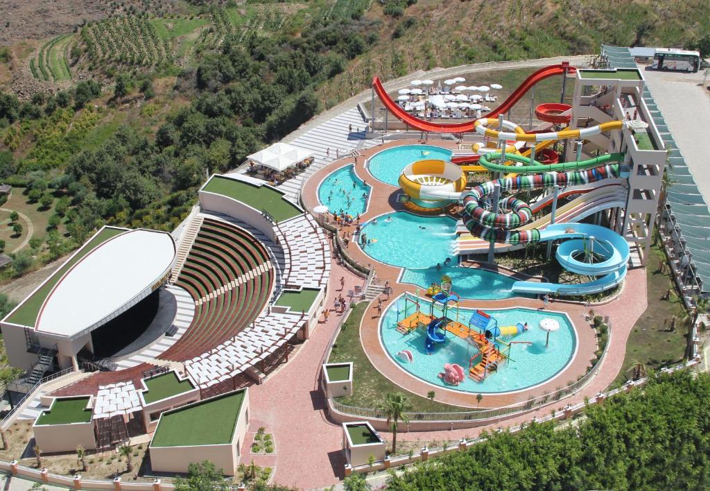 Vista sulla piscina di Gold City 1+1 Villa in Free Aquapark o su una piscina nei dintorni