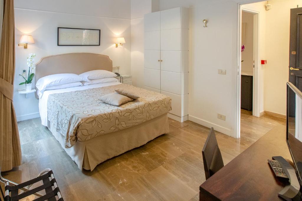 A bed or beds in a room at Hotel Modigliani