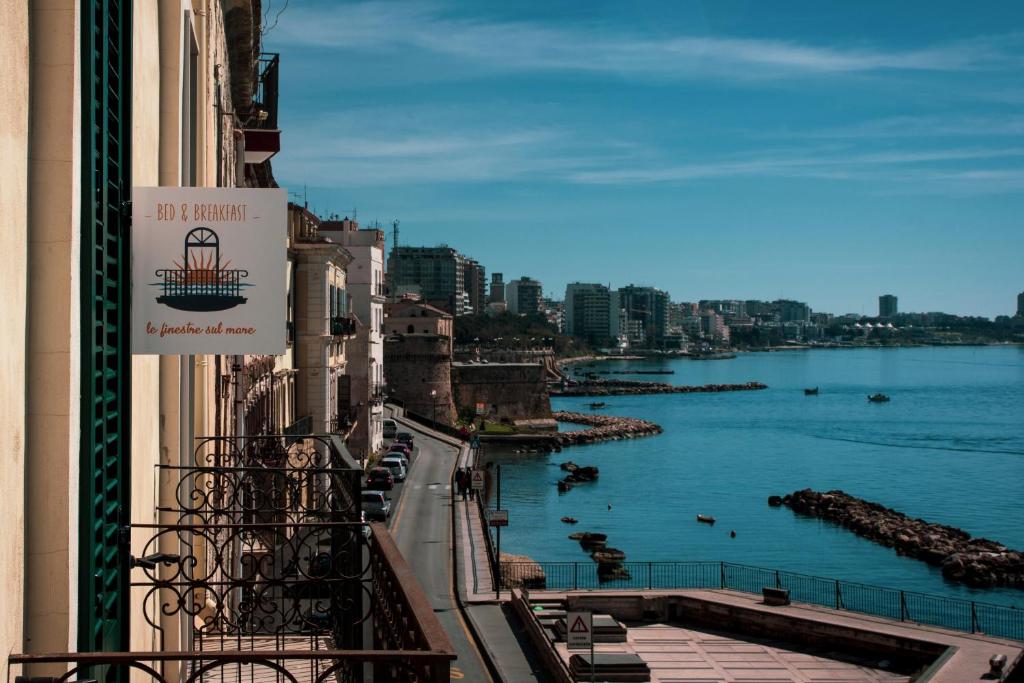 un balcone con vista sul fiume di un edificio di B&B Le finestre sul mare a Taranto