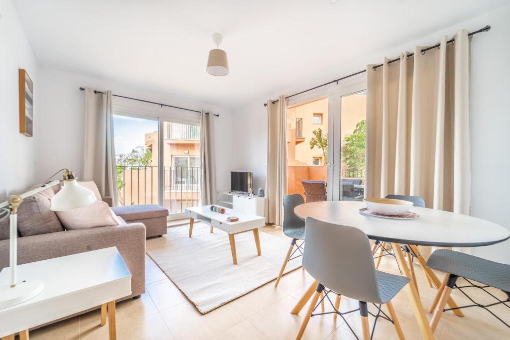 uma sala de estar com um sofá e uma mesa em Apartment La Loma Mar Menor Golf Resort em Los Martínez