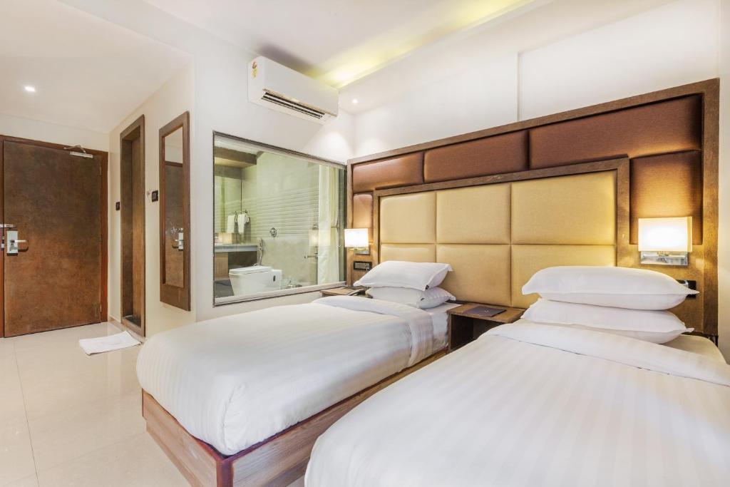 Postel nebo postele na pokoji v ubytování Aura One Hotel