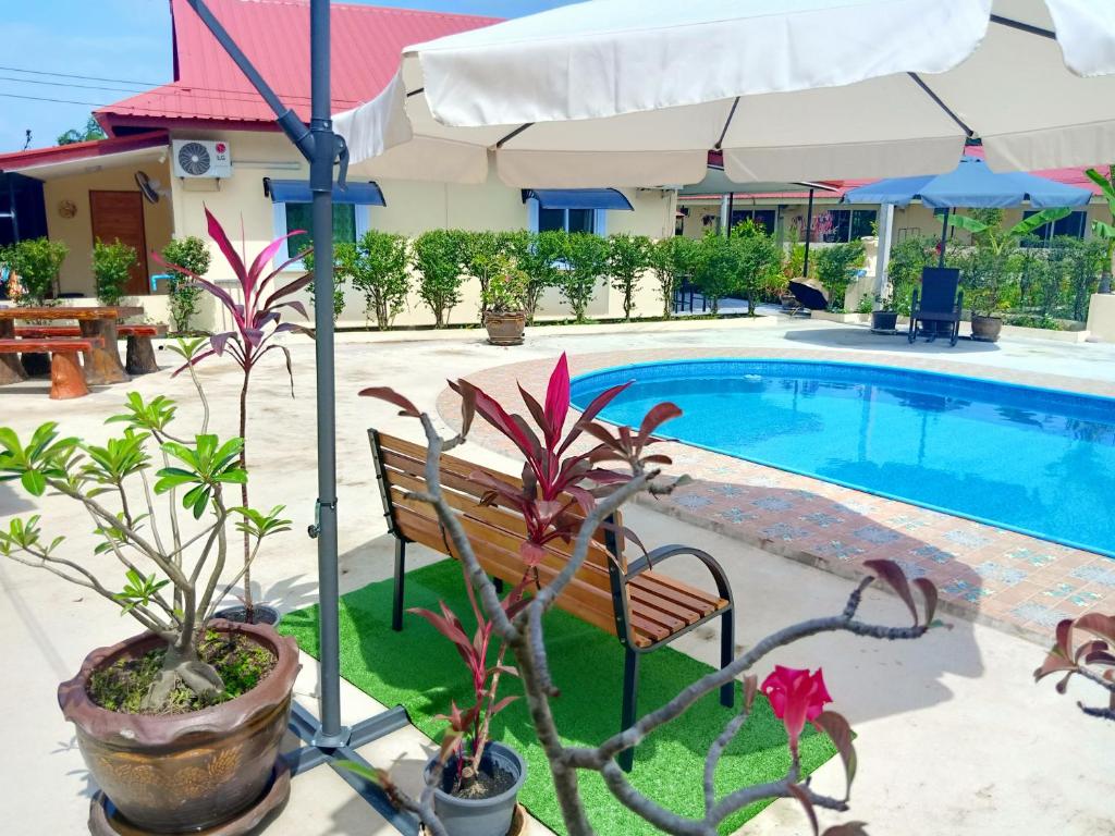 Private 2 bedroom villa with Swimming pool Tropical gardens Fast Wifi smart Tv - 别墅