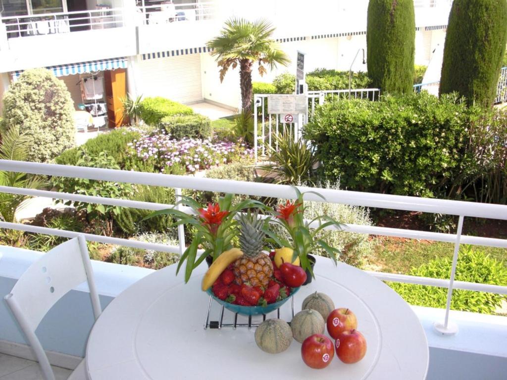 un bol de fruits sur une table sur un balcon dans l'établissement Agréable appartement 4 personnes à Villeneuve-Loubet Plage, piscine, mer, commerces à proximité, à Villeneuve-Loubet