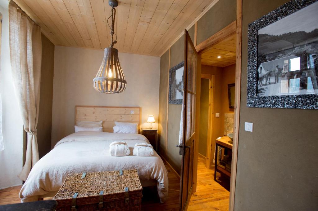 Letto o letti in una camera di Le Rêve d'Aghon Chambres et Restaurant