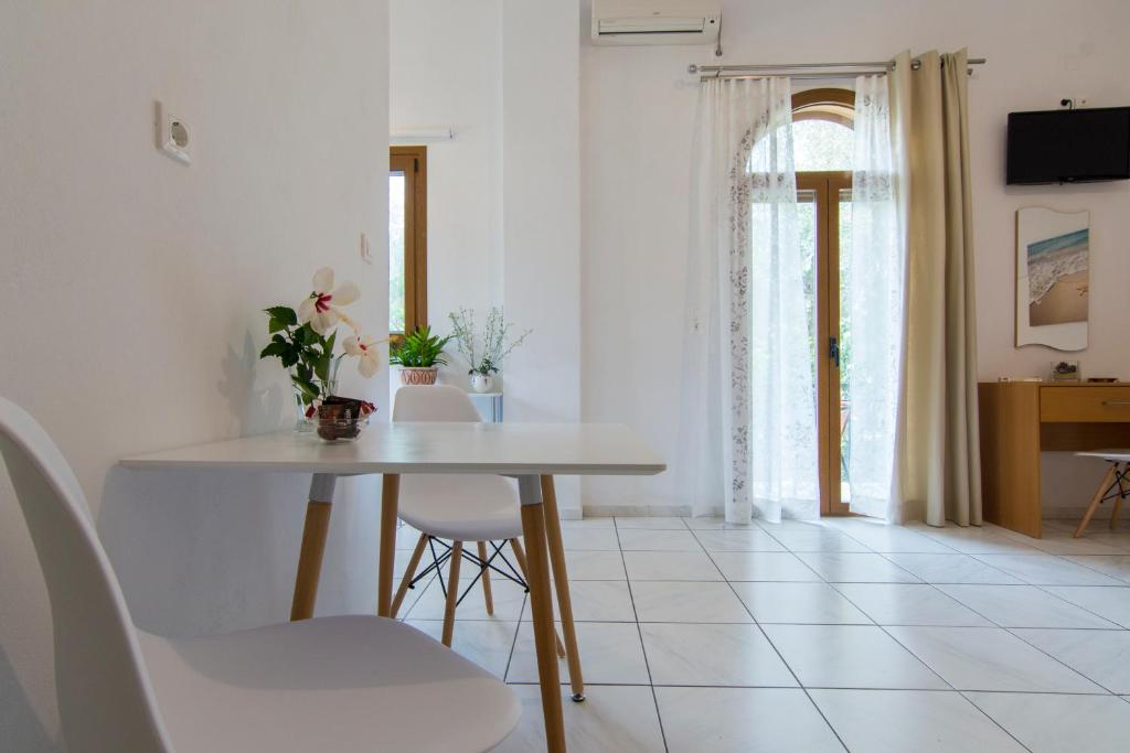 TV a/nebo společenská místnost v ubytování Natsios Apartments