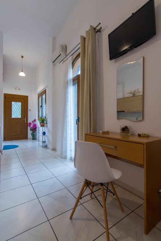 TV a/nebo společenská místnost v ubytování Natsios Apartments