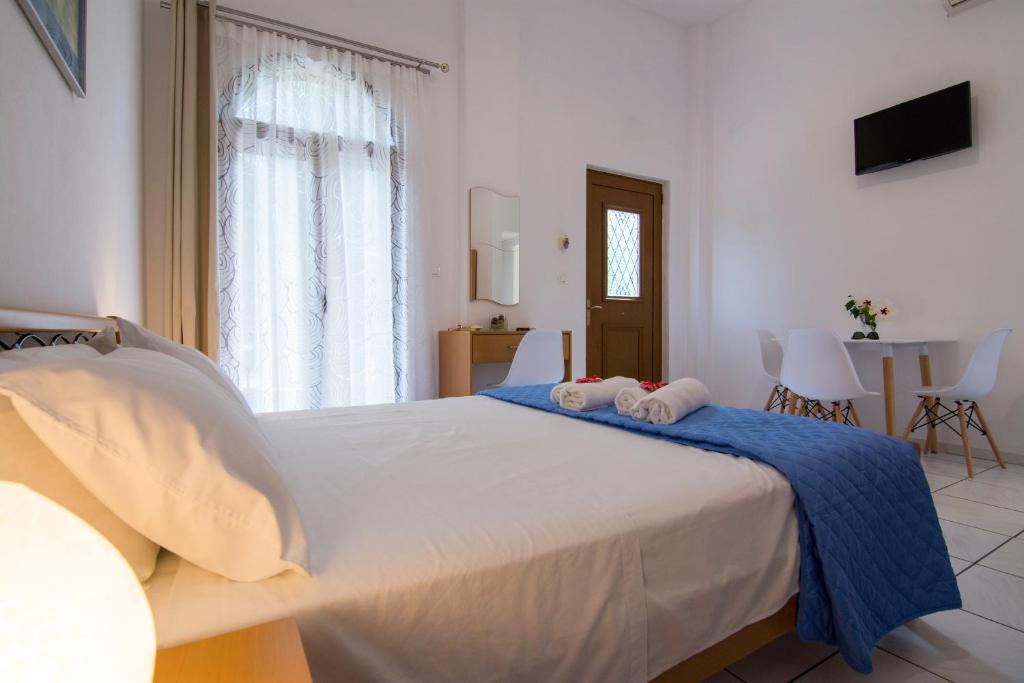 Postel nebo postele na pokoji v ubytování Natsios Apartments