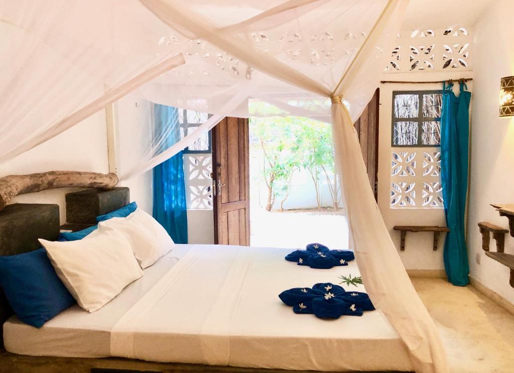 Un pat sau paturi într-o cameră la Zanzistar Lodge