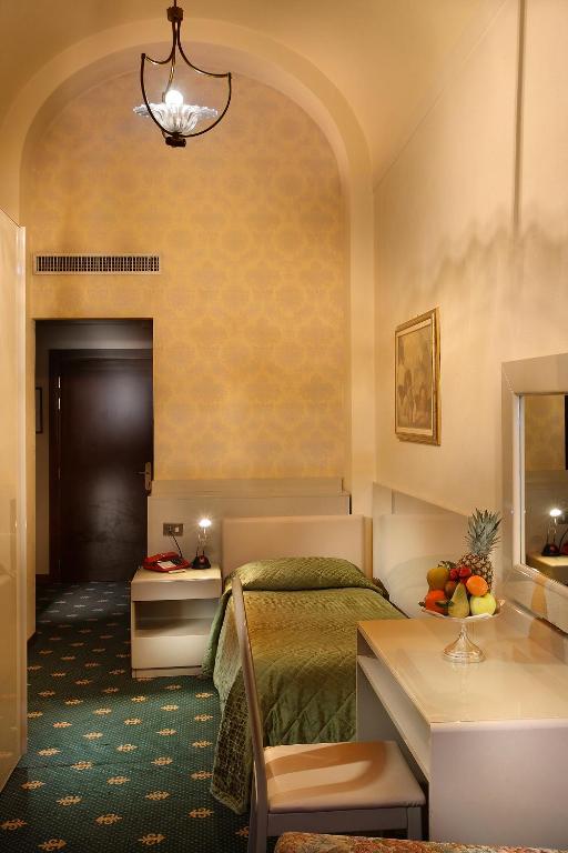 Postel nebo postele na pokoji v ubytování Grand Hotel Plaza & Locanda Maggiore